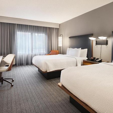 Courtyard By Marriott Burlington Hotel Buitenkant foto