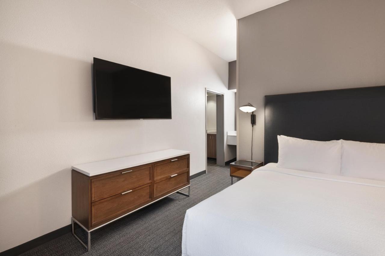 Courtyard By Marriott Burlington Hotel Buitenkant foto