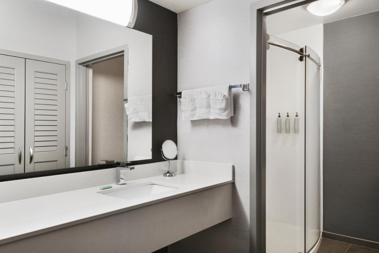 Courtyard By Marriott Burlington Hotel Buitenkant foto