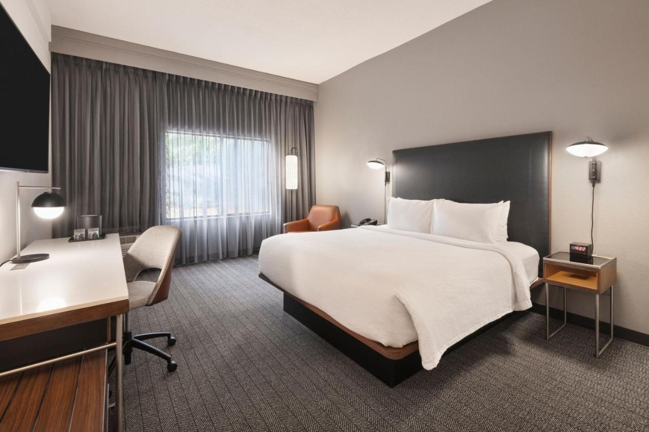 Courtyard By Marriott Burlington Hotel Buitenkant foto