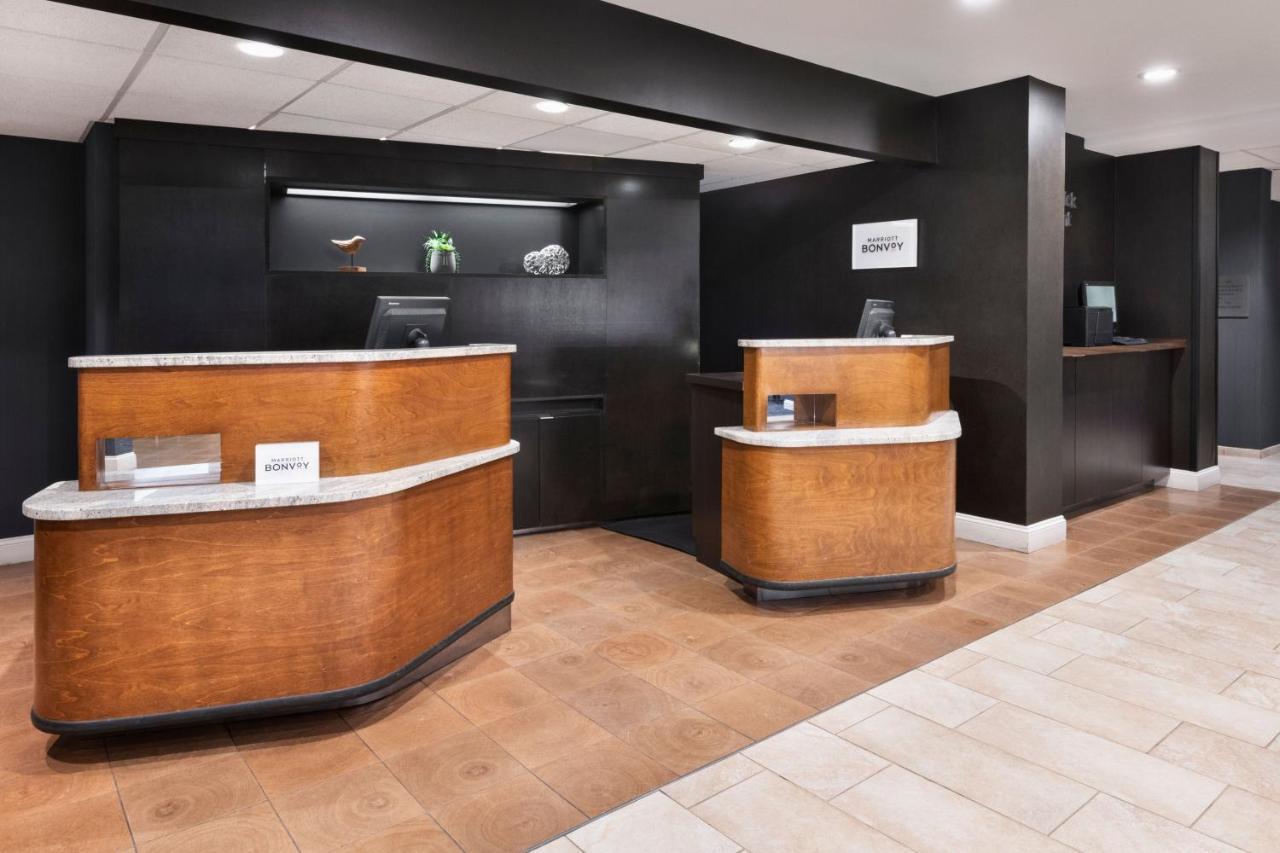 Courtyard By Marriott Burlington Hotel Buitenkant foto