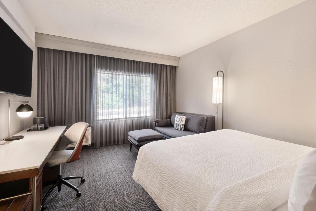 Courtyard By Marriott Burlington Hotel Buitenkant foto