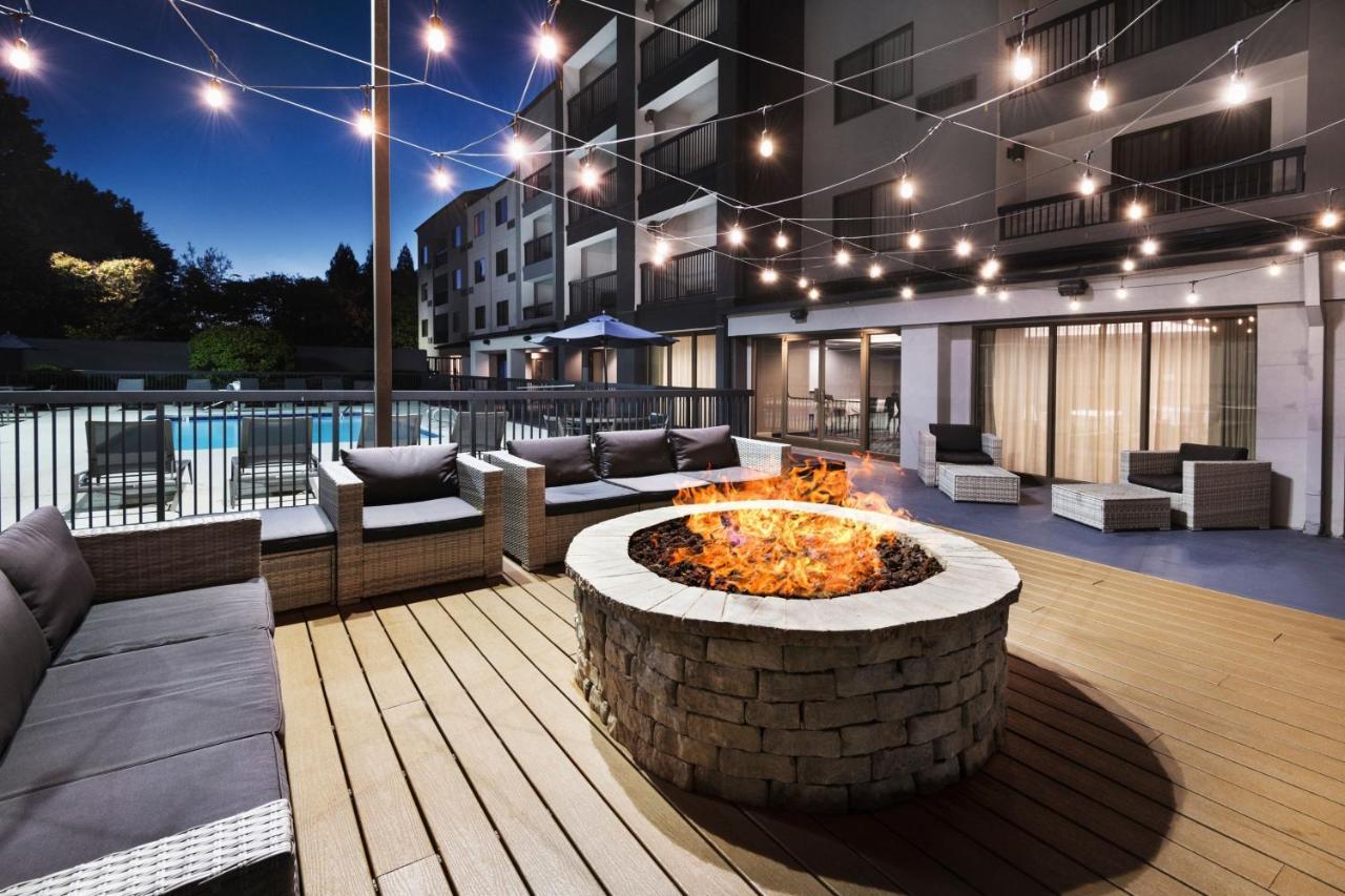 Courtyard By Marriott Burlington Hotel Buitenkant foto