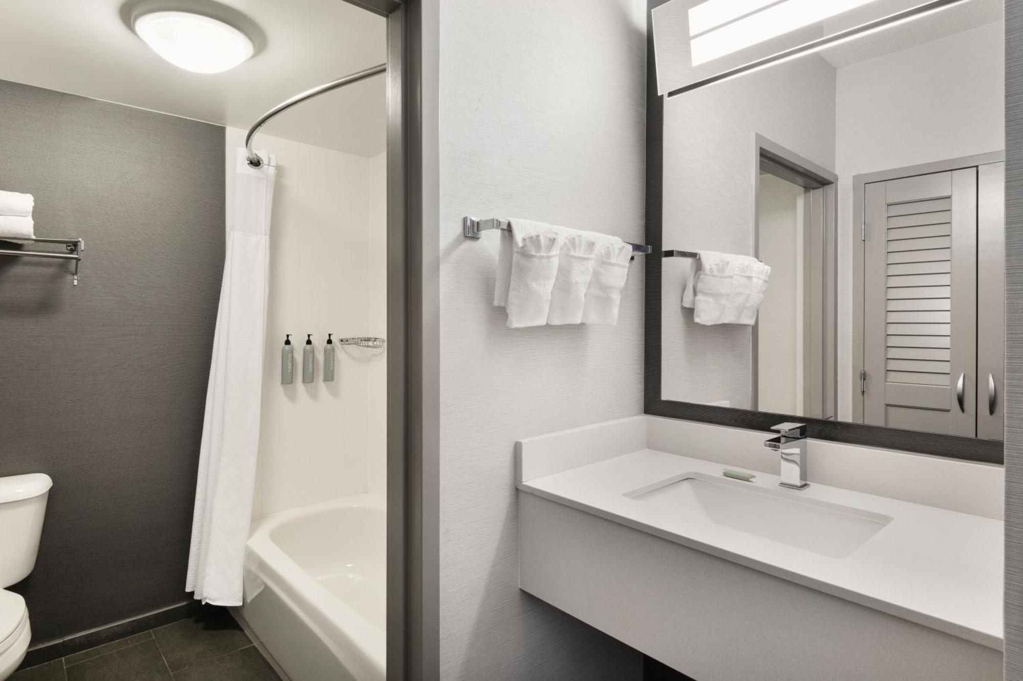 Courtyard By Marriott Burlington Hotel Buitenkant foto
