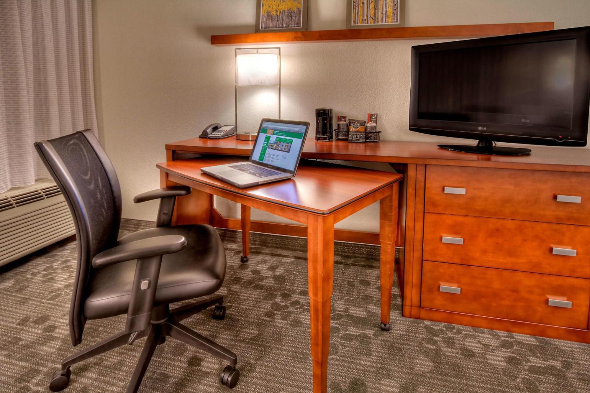 Courtyard By Marriott Burlington Hotel Buitenkant foto
