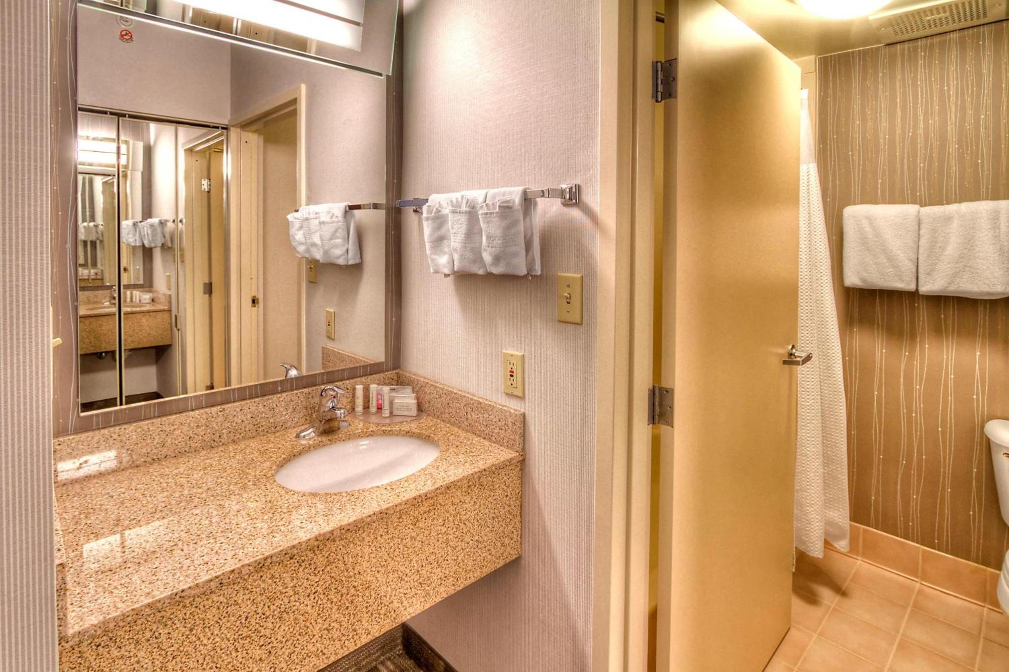 Courtyard By Marriott Burlington Hotel Buitenkant foto