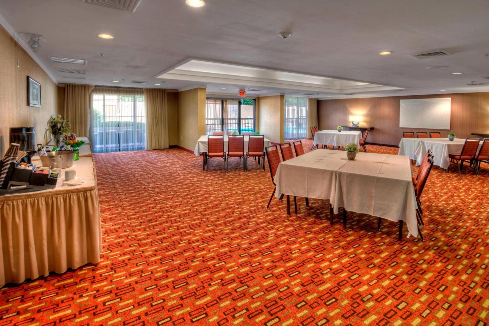 Courtyard By Marriott Burlington Hotel Buitenkant foto