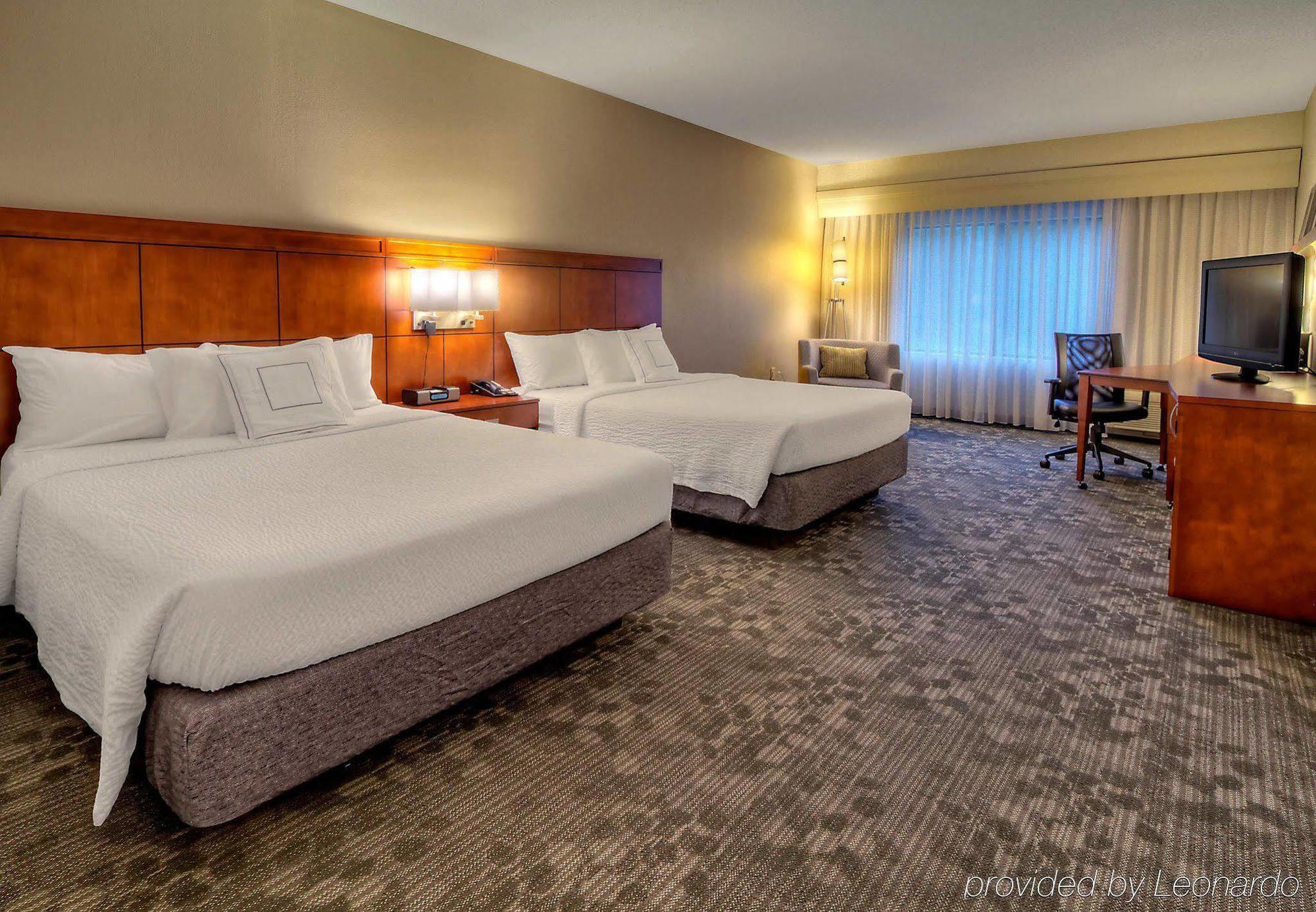 Courtyard By Marriott Burlington Hotel Buitenkant foto
