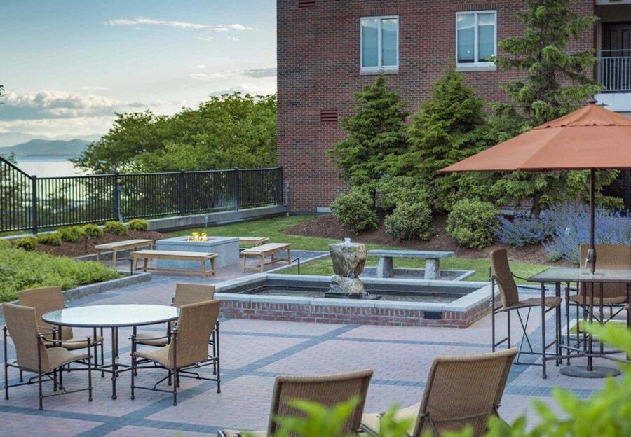 Courtyard By Marriott Burlington Hotel Buitenkant foto