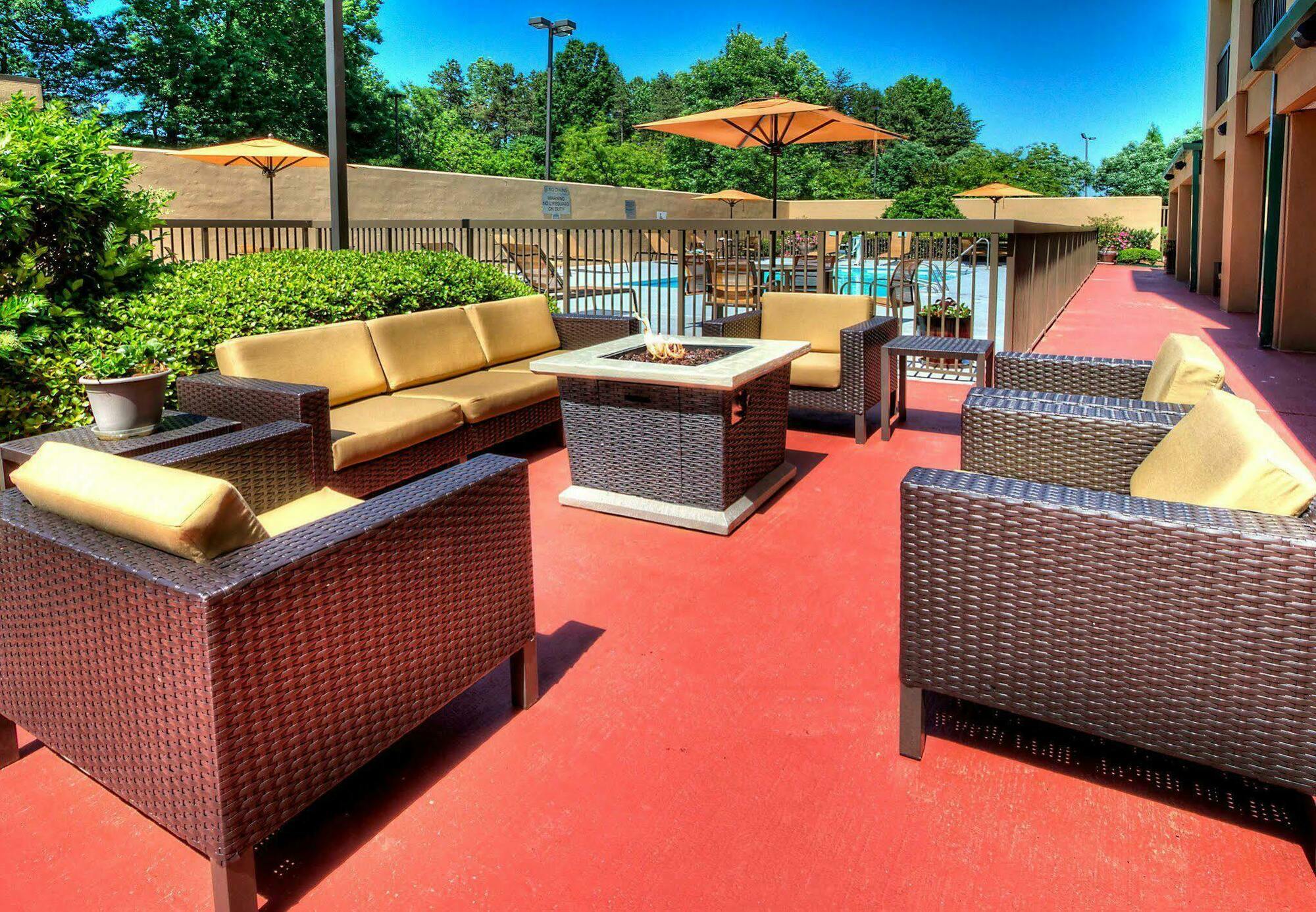 Courtyard By Marriott Burlington Hotel Buitenkant foto